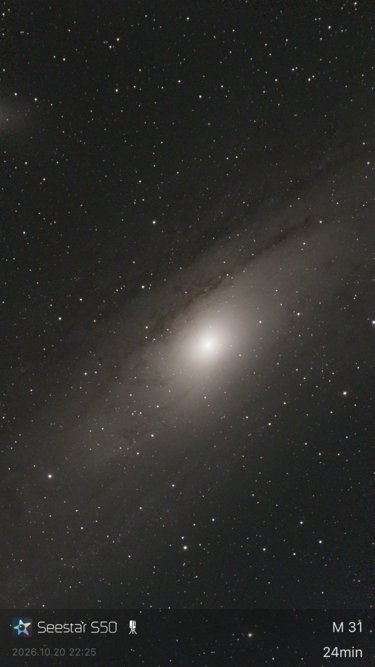Andromeda Galaxy, Messier 31, a bright core and dusty spiral arms after 24 minutes